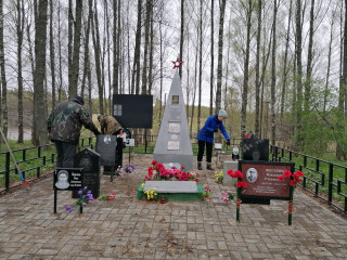 уборка памятных мест в преддверии Дня победы в Великой Отечественной войне - фото - 11